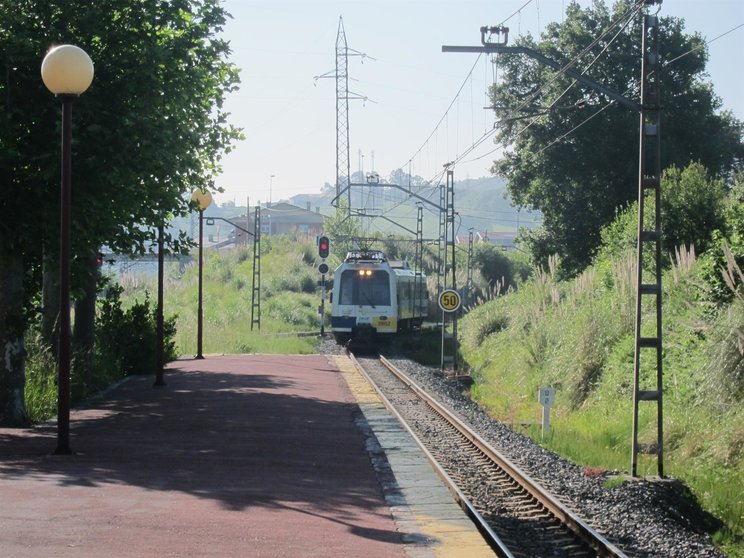Un tren de cercanías llegando a la estación de Orejo, Marina de Cudeyo.      