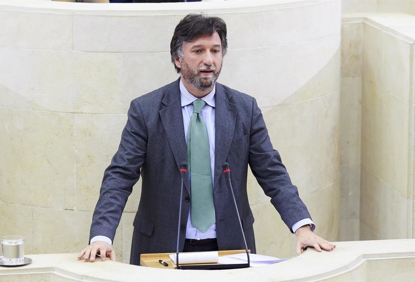 El portavoz de Vox en el Parlamento de Cantabria, Cristobal Palacio, interviene durante la sesión plenaria en el Parlamento de Cantabria para la aprobación de los Presupuestos de 2020, en Santander (España), a 19 de diciembre de 2019.