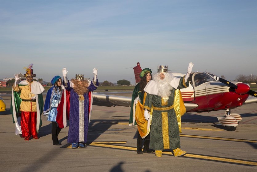Los Reyes Magos aterrizan en el aeropuerto Seve Ballesteros