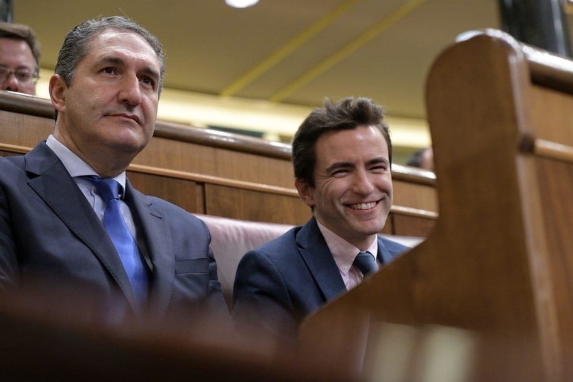 El diputado nacional del PSOE por Cantabria Pedro Casares (derecha)