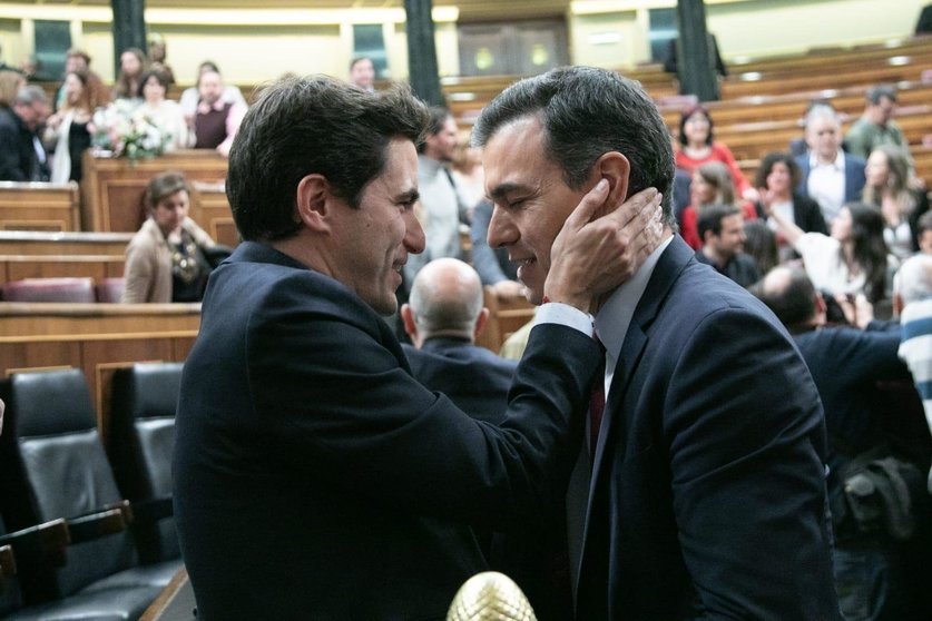 El diputado del PSOE por Cantabria, Pedro Casares, y el presidente Pedro Sánchez