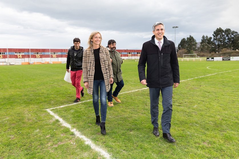 El vicepresidente y consejero de Universidades, Igualdad, Cultura y Deporte, Pablo Zuloaga, visita el campo de fútbol de Sámano