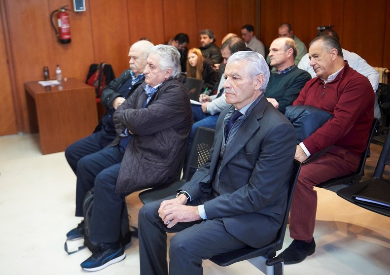 Los agentes Juan Vergara e Iñaki Urquijo y el ex presidente del Club de Fútbol, Real Racing Club de Santander, Francisco Pernia, durante el juicio