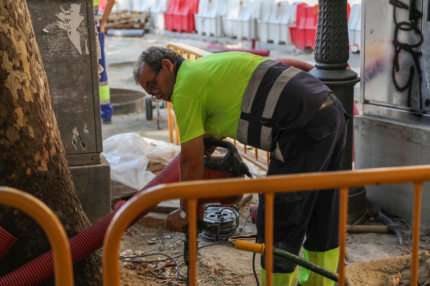 Un obrero trabaja en una obra en el centro de Madrid.