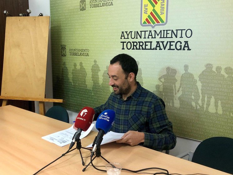 El concejal de ACPT Alejandro Pérez en rueda de prensa