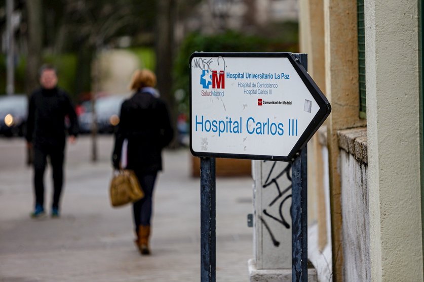 Señal que indica la entrada del Hospital Carlos III, adscrito al Hospital Universitario La Paz, en Madrid a 30 de enero de 2020.