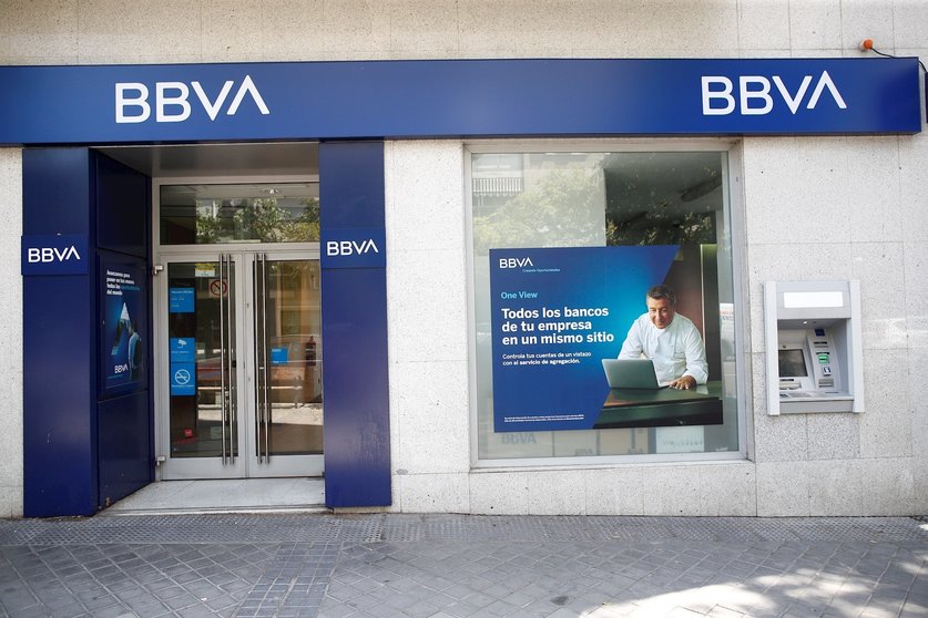 Imágenes de recurso de oficinas y cajeros del BBVA en Madrid con su nuevo logo