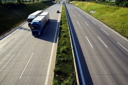 Los transportistas reiteran su "firme compromiso" de garantizar la distribución de mercancías