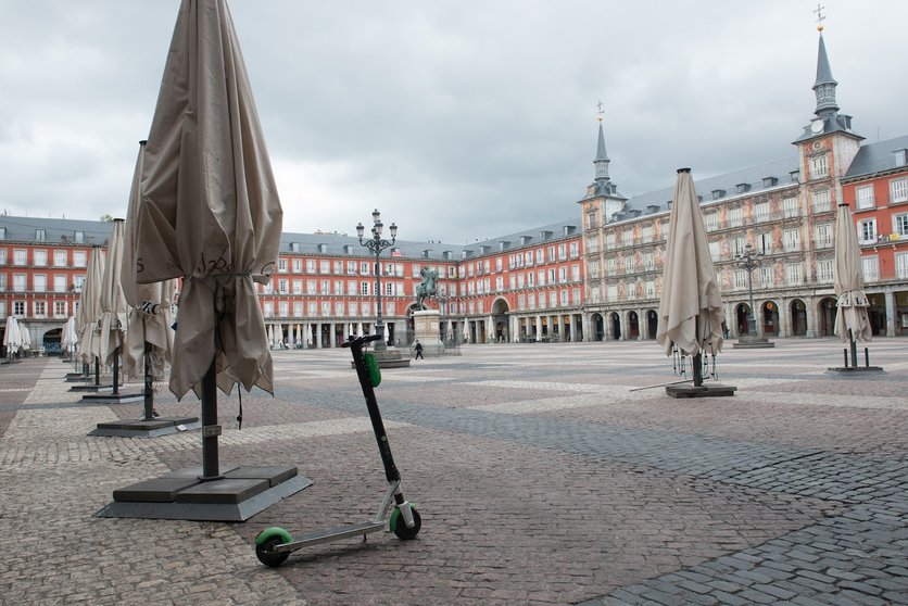 La céntrica Plaza Mayor de Madrid, vacía durante el estado de alarma decretado por el coronavirus, en Madrid (España), a 16 de marzo de 2020.