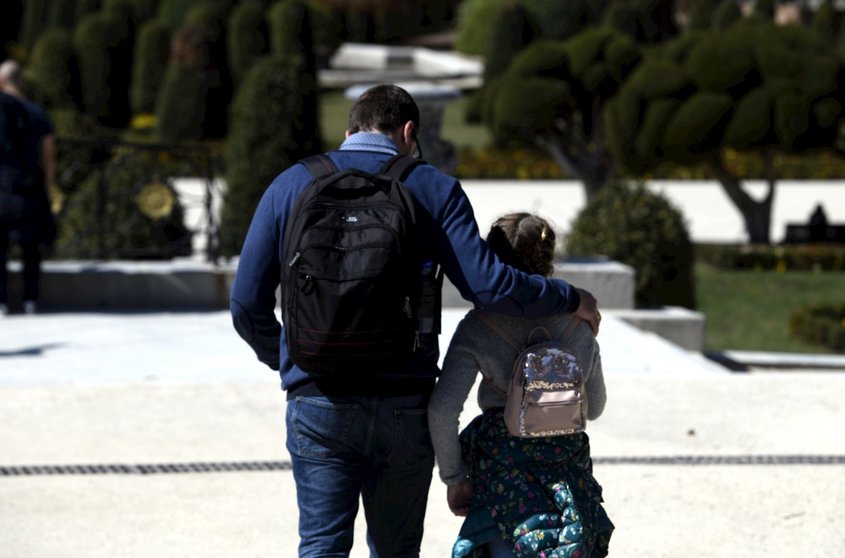 Un padre junto a su hija pasean por el Parque del Retiro en el primer día sin colegio por el riesgo del coronavirus, en Madrid, el pasado 11 de marzo.