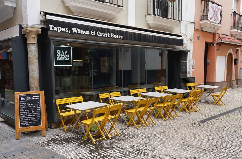 Un bar vacío en una calle de  Sevilla a 14 de marzo del 2020