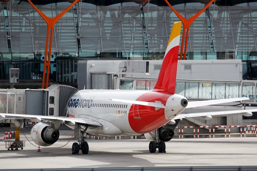 Un avión aparcado en el Aeropuerto Adolfo Suárez Madrid-Barajas 
