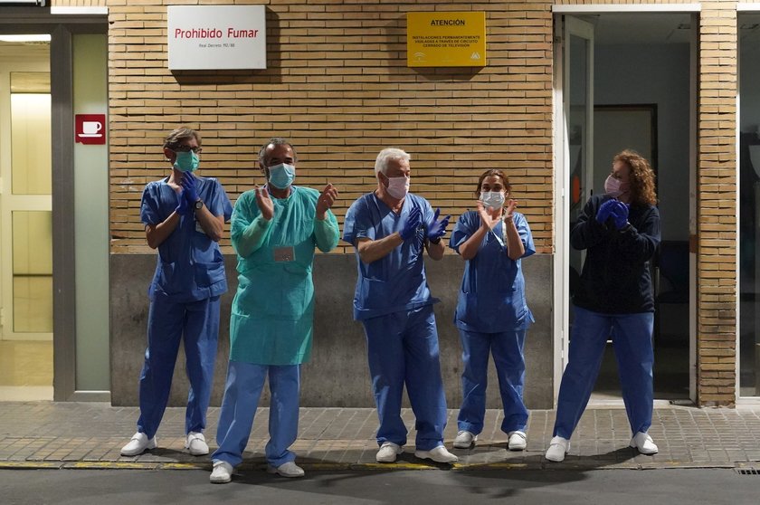 Personal sanitario del hospital Virgen del Rocio de Sevilla aplauden en la puerta de Urgencia del centro. Sevilla a 18 de marzo 2019