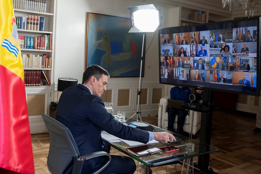 El presidente del Gobierno, Pedro Sánchez, durante la videoconferencia con los presidentes autonómicos desde la Moncloa para tratar la crisis del coronavirus, en Madrid, (España), a 15 de marzo de 2020.