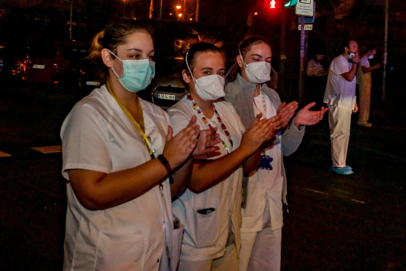 Enfermeros y médicos se unen a los aplausos a los trabajadores sanitarios en la Fundación Jiménez Díaz de Madrid