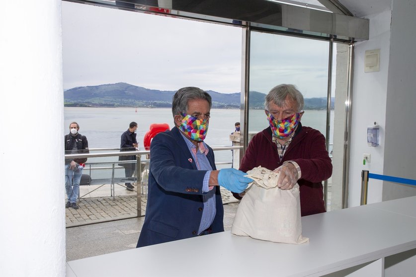 El presidente de Cantabria, Miguel Ángel Revilla, en el nuevo punto de recogida de donaciones para el Banco de Alimentos en el Palacete del Embarcadero
