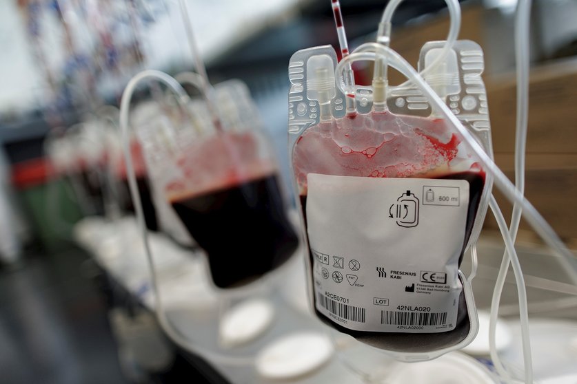 Varias bolsas de transfusión de sangre colgadas en una sala del Centro de Transfusión de la Comunidad de Madrid (s/n Distrito, Av. de la Democracia), centro que ha hecho un llamamiento a la población para que realice donaciones porque los hospitales de Ma