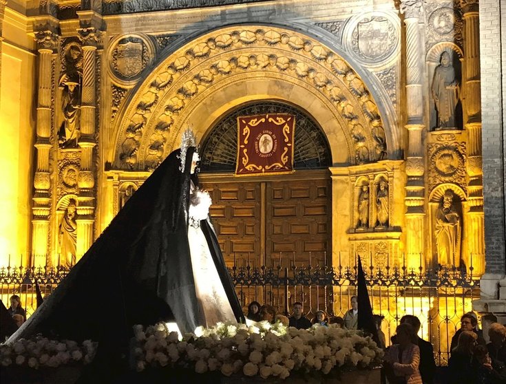 Imagen de la Dolorosa en una procesión de la Semana Santa