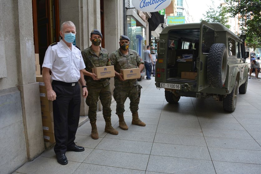 Soldados recogen el gel desinfectante donado por Cantabria Labs
