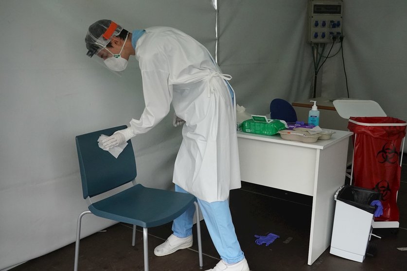 Un trabajador sanitario desinfecta una de las sillas utilizadas por un paciente para realizarse un test de Covid-19 en la zona habilitada en el Hospital de Basurto en Bilbao