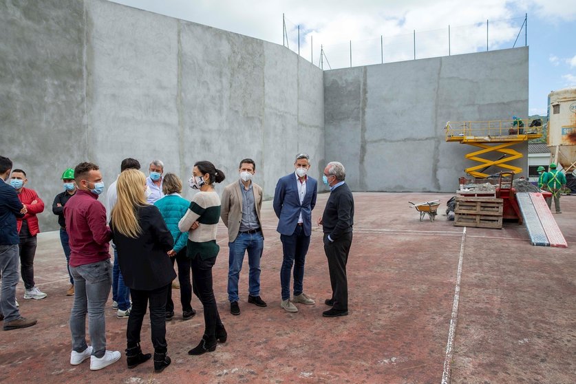 Pablo Zuloaga visita las obras de remodelación del frontón en Liendo