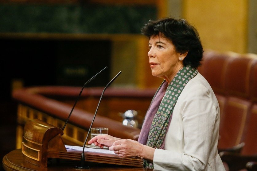 La ministra de Educación y FP, Isabel Celaá, interviene en el Congreso