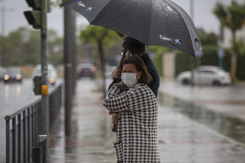 Dos personas sujetan un paraguas durante una tormenta en una imagen tomada durante el estado de alarma