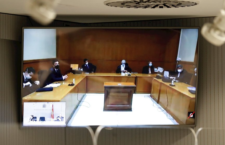 Vista de la pantalla con los acusados entre los que se encuentra el mayor de los Mossos, Josep Lluis Trapero durante el juicio celebrado por videoconferencia en la Audiencia Nacional este lunes tras el parón por la COVID-19, que lo dejó "congelado" en su 