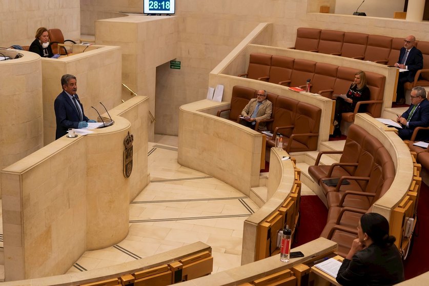 El presidente de Cantabria, Miguel Ángel Revilla, comparece en el Parlamento