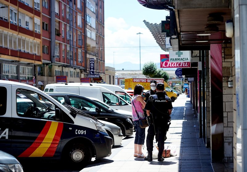 Agentes de la Policía Nacional controlan el edificio en cuarentena