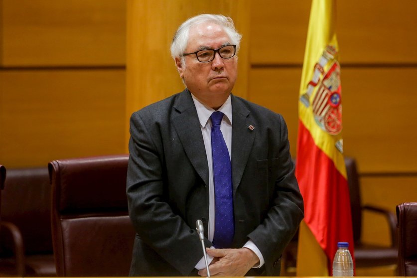 El ministro de Universidades, Manuel Castells, guarda un minuto de silencio antes de comparecer en el Senado el pasado 22 de junio.