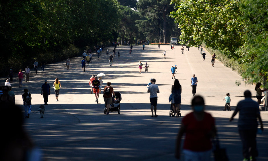 Varias personas caminan por el Parque del Retiro en Madrid (España), a 29 de junio de 2020.