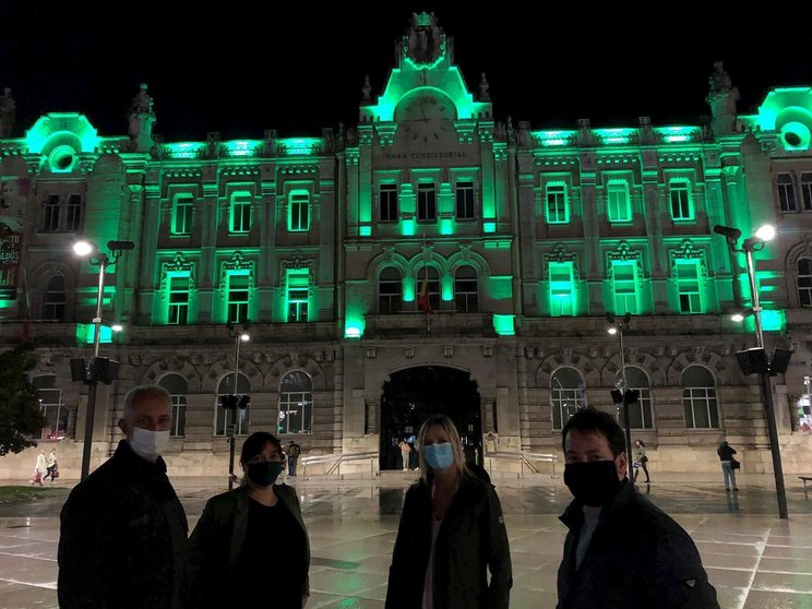 El Ayuntamiento de Santander se ilumina de verde por el Día del Farmacéutico