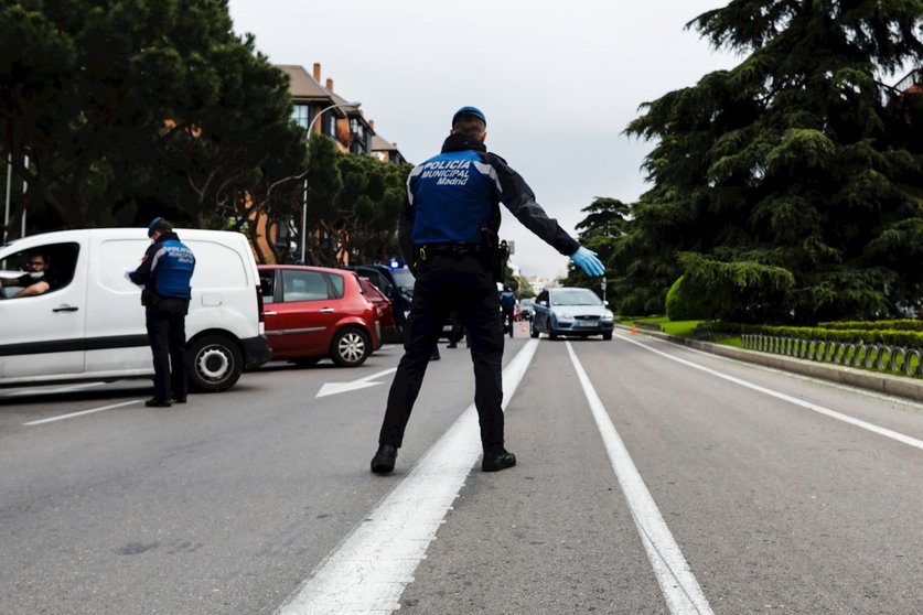 Agentes de la Policía Municipal de Madrid efectúan controles dentro de las medidas de prevención de la COVID-19