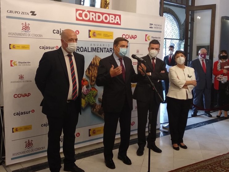 El ministro de Agricultura, Pesca y Alimentación, Luis Planas (centro), junto al presidente de la Diputación de Córdoba, Antonio Ruiz (izda.), atiende  los medios de comunicación