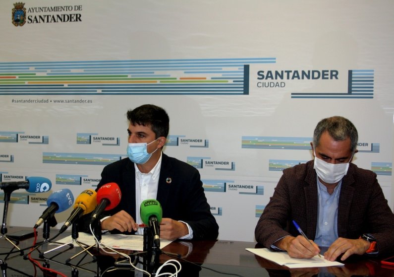 Los portavoces municipales de Santander de PSOE, Daniel Fernández, y UxS,Miguel Saro