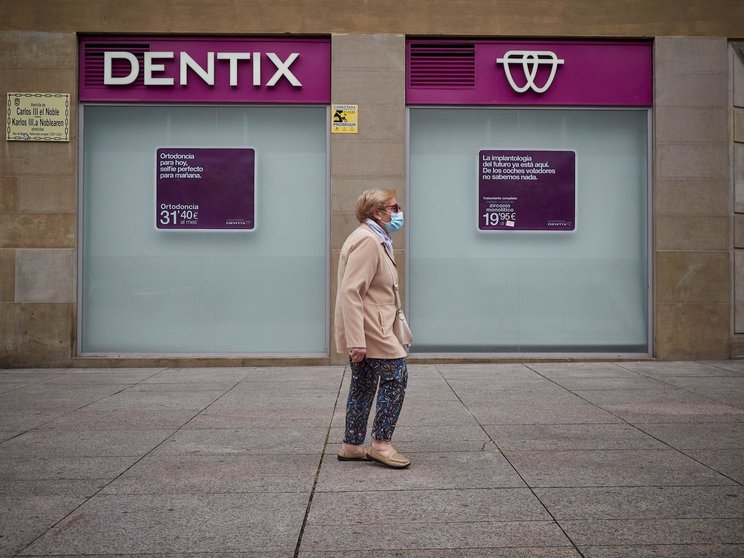 Una mujer paseas enfrente de una clínica. En Pamplona, Navarra (España), a 25 de mayo de 2020.