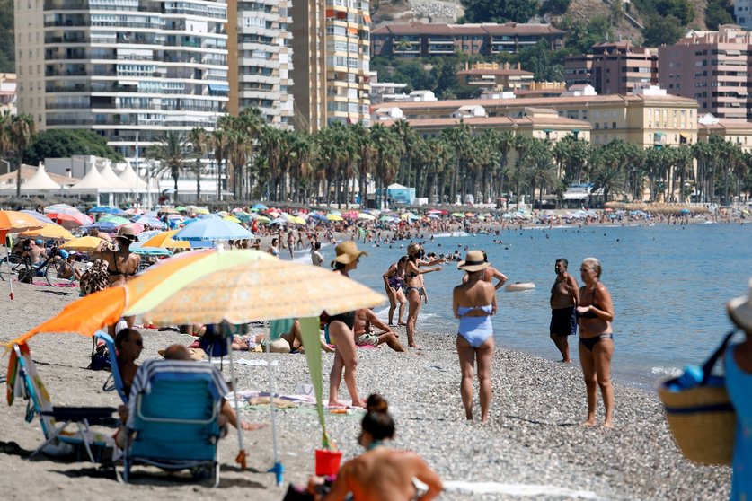Bañistas disfrutan de la playa de La Malagueta, donde Málaga y provincia está en aviso naranja por altas temperaturas. En Málaga (Andalucía, España), a 28 de agosto de 2020.