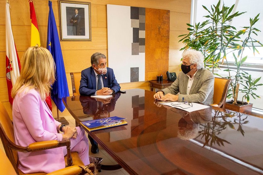 El presidente de Cantabria, Miguel Ángel Revilla, con el presidente de la Asociación de Hostelería, Ángel Cuevas, y su directora, Bárbara Gutiérrez