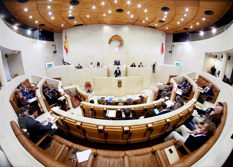 Vista general de la sesión plenaria en el Parlamento de Cantabria. Archivo