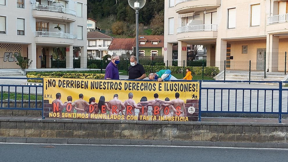 Pancarta de los afectados por las sentencias de derribo en Cantabria