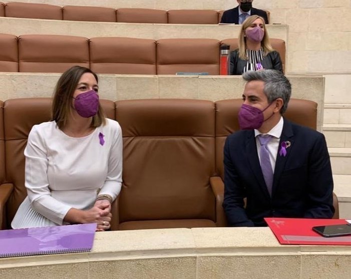 María Sánchez y Pablo Zuoaga, en el Parlamento