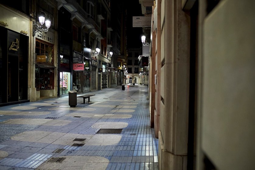 Calle San Francisco de Santander la segunda noche de toque de queda en Cantabria. Archivo