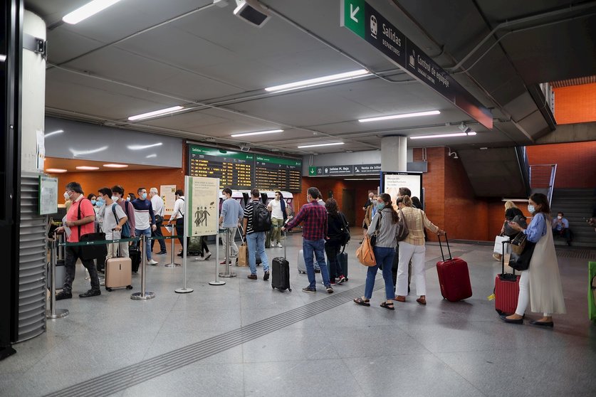 Pasajeros realizan cola para entrar a un tren de la Estación de Atocha Renfe.
