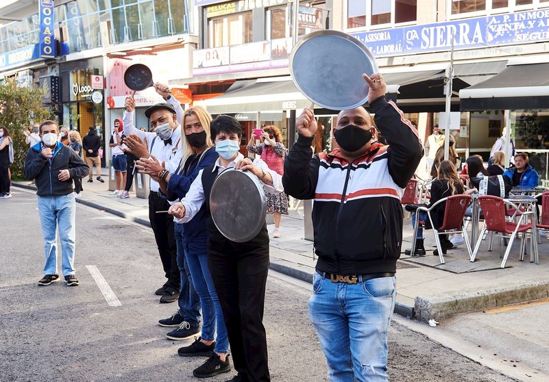 Varias personas realizan una cacerolada en una protesta anterior del sector de la hostelería ante las restricciones por el COVID-19