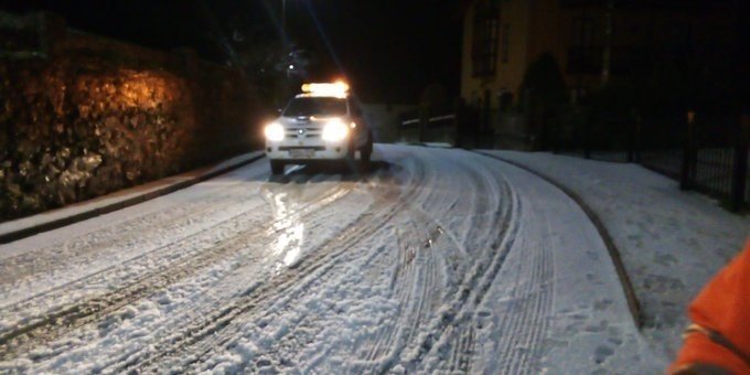 Vehículo circulando por una carretera con nieve de Cantabria