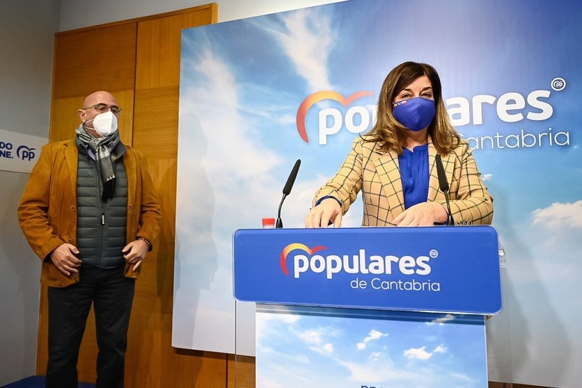 La presidenta del PP de Cantabria, María  José Sáenz de Buruaga, y el portavoz de Sanidad del partido, César Pascual