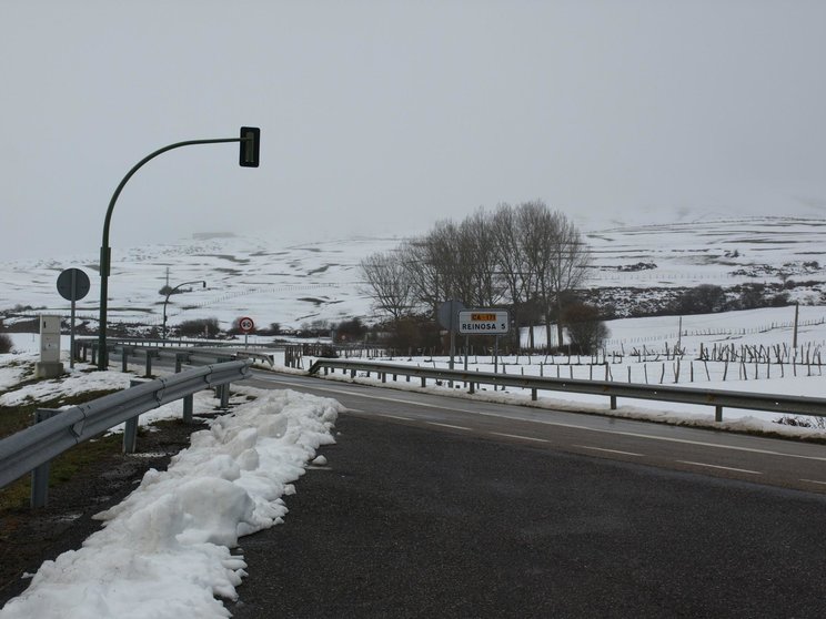 Carretera con nieve en Cantabria. Foto de archivo.