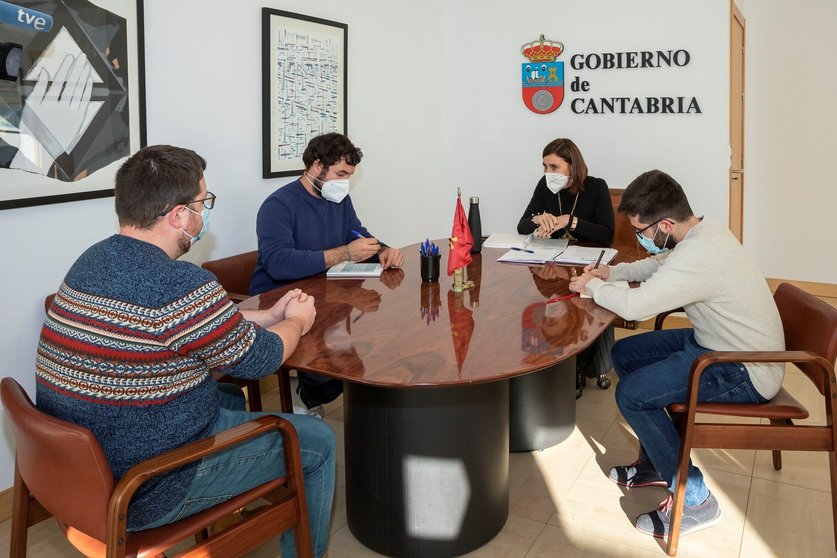 La consejera de Presidencia, Interior, Justicia y Acción Exterior, Paula Fernández, se reúne con miembros del Consejo de la Juventud de Cantabria