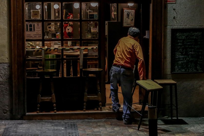 Un hombre cierra su restaurante el día en el que se adelanta el cierre de hostelería a las 22.00h, en Madrid (España), a 18 de enero de 2021. La Comunidad de Madrid amplió las restricciones el pasado viernes, 15 de enero tras el aumento de casos de corona